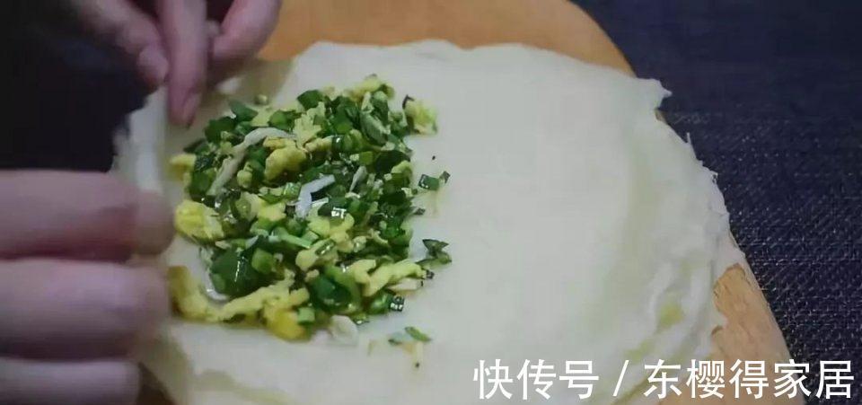 做法|韭菜盒子新做法，不揉面，不擀面，筷子搅一搅，做法超简单!