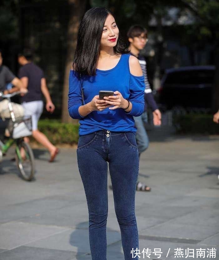 牛仔裤|女神街拍:白色T恤搭配牛仔裤的小少妇,回头率真的好高