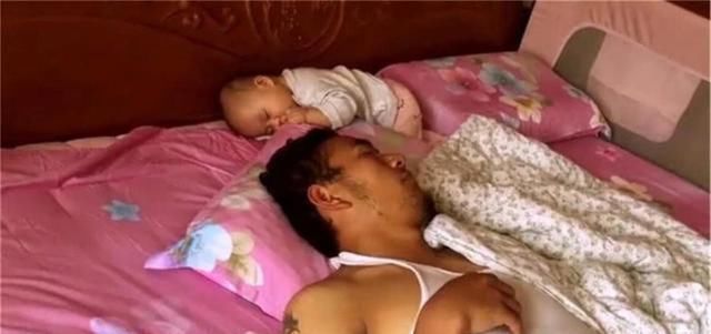 宝宝|奶爸带娃睡觉，醒来没看到娃，放大爸爸的表情，忍不住笑出声