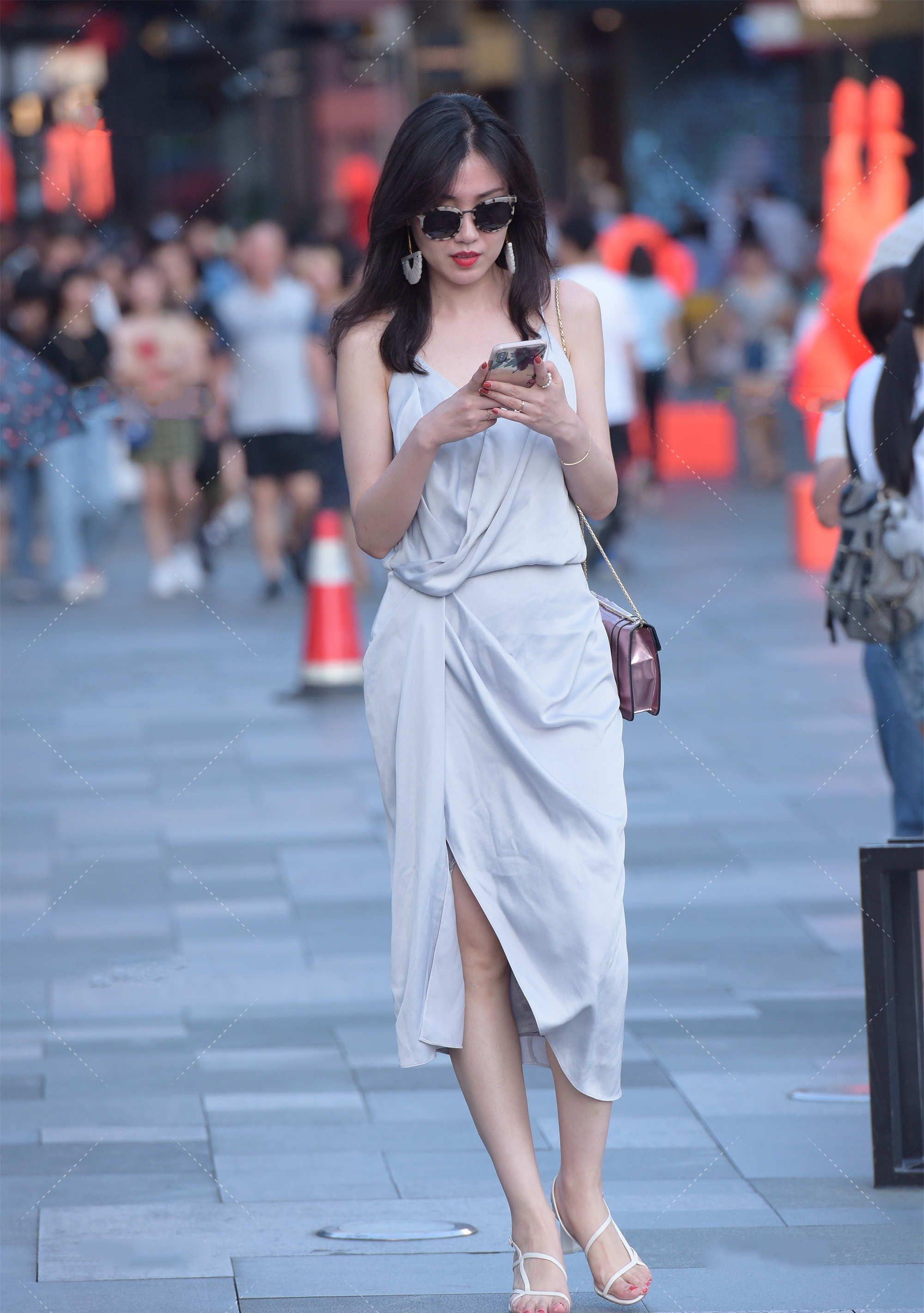 吊带裙|长款的灰色吊带裙,版型轻松随意,穿在身上更显洒脱感