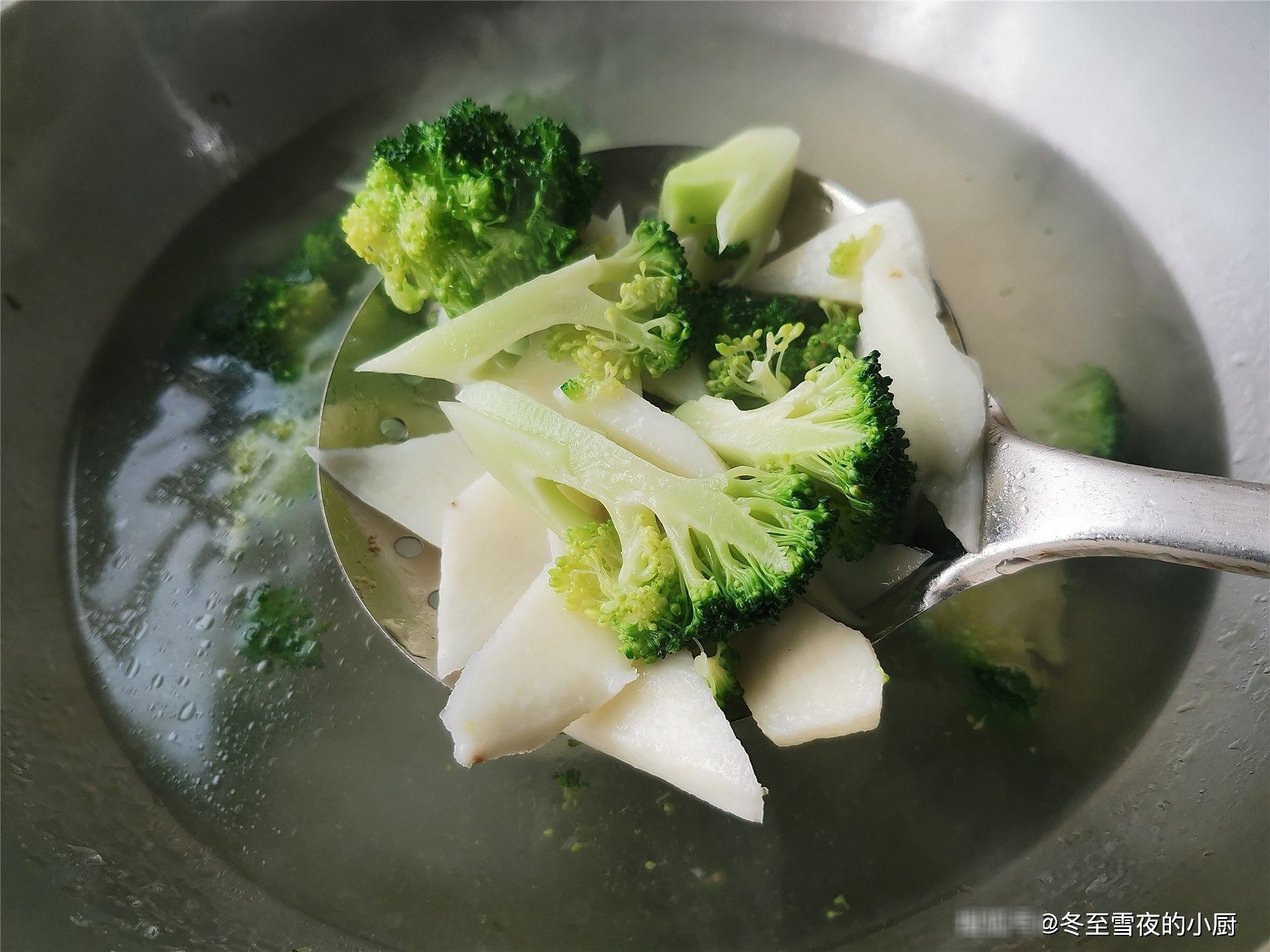 年夜饭，蔬菜小炒受欢迎，把这四种蔬菜一起炒，吃着清淡脆嫩