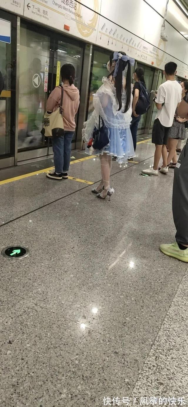 |搞笑段子:公司发的职业装穿着太紧了,我该怎么跟领导说啊?