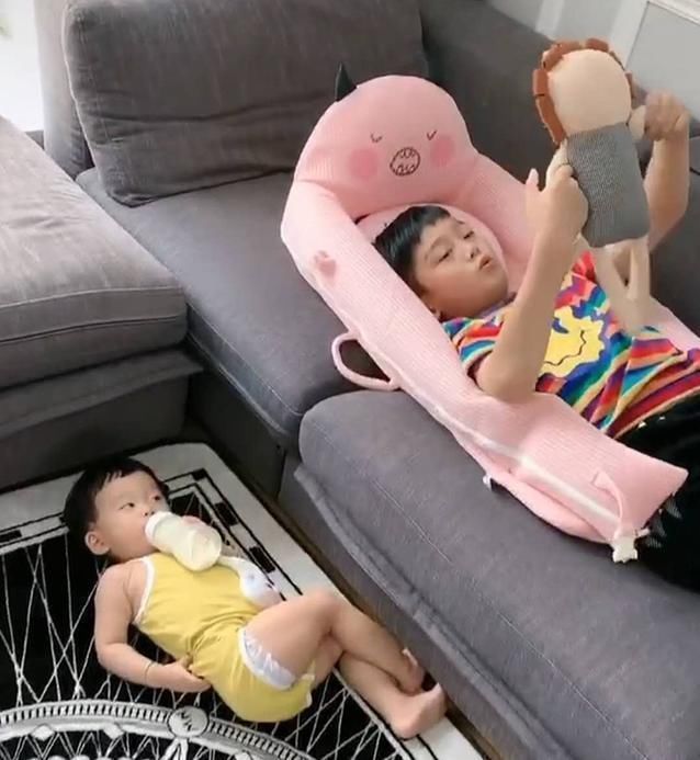 大宝幼儿园|谁还不是个宝宝了?趁宝妈不注意,哥哥偷偷“试用”弟弟襁褓