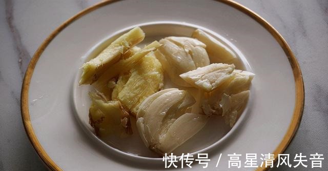板栗营养丰富,和鸡肉搭配,鲜美又下饭!