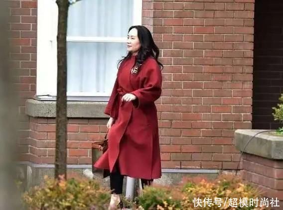 孟晚舟穿黑色大衣低调现身，戴钻石烟火胸针，气场变得自信张扬