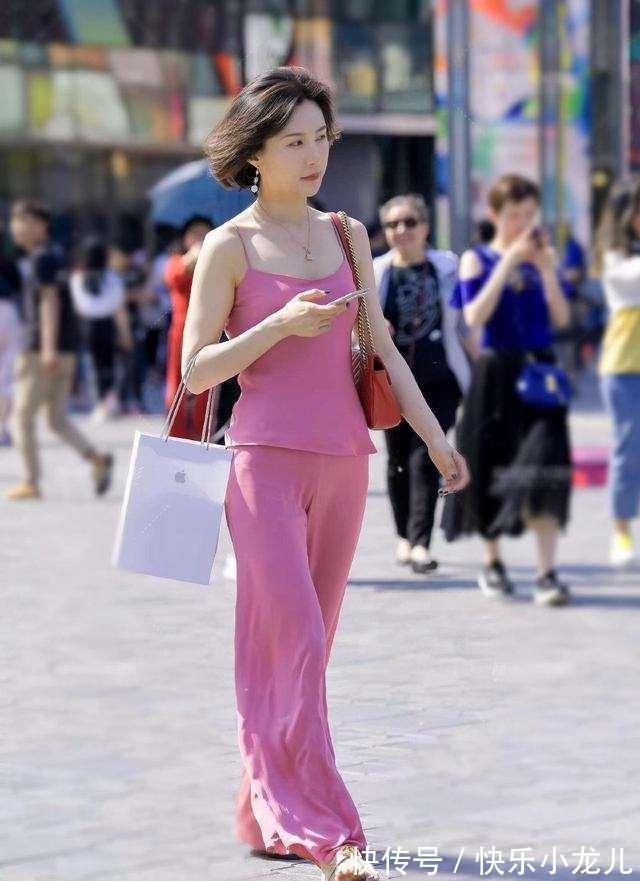 装扮 优雅气质的打底裤装扮展现强大气场,穿着舒适个性,吸引视线