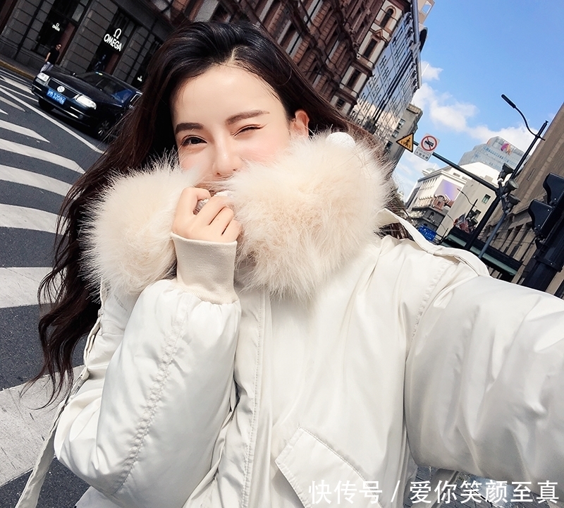 大毛领|建议大家:羽绒服别搭阔腿裤,太土!今冬流行这么穿,美嫩极