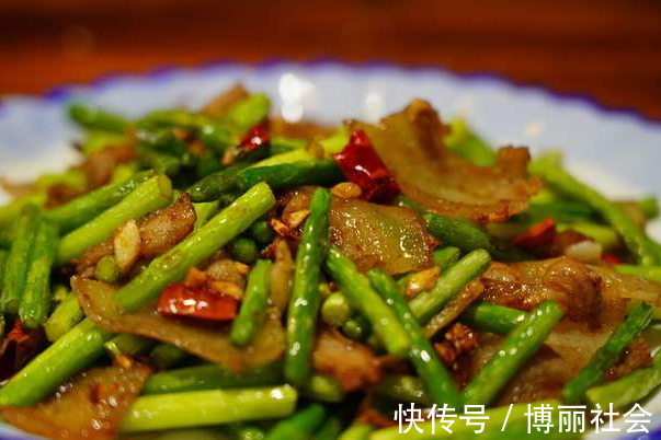 蒜苔|蒜苔直接下锅炒那就错了,多做1步,脆嫩又入味,颜色不发黄