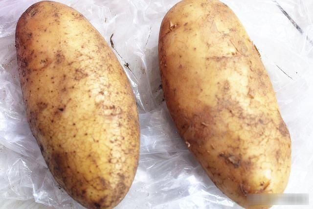 土豆去皮原来这么简单，大厨教您一招，一拉就开，再也不用削皮了