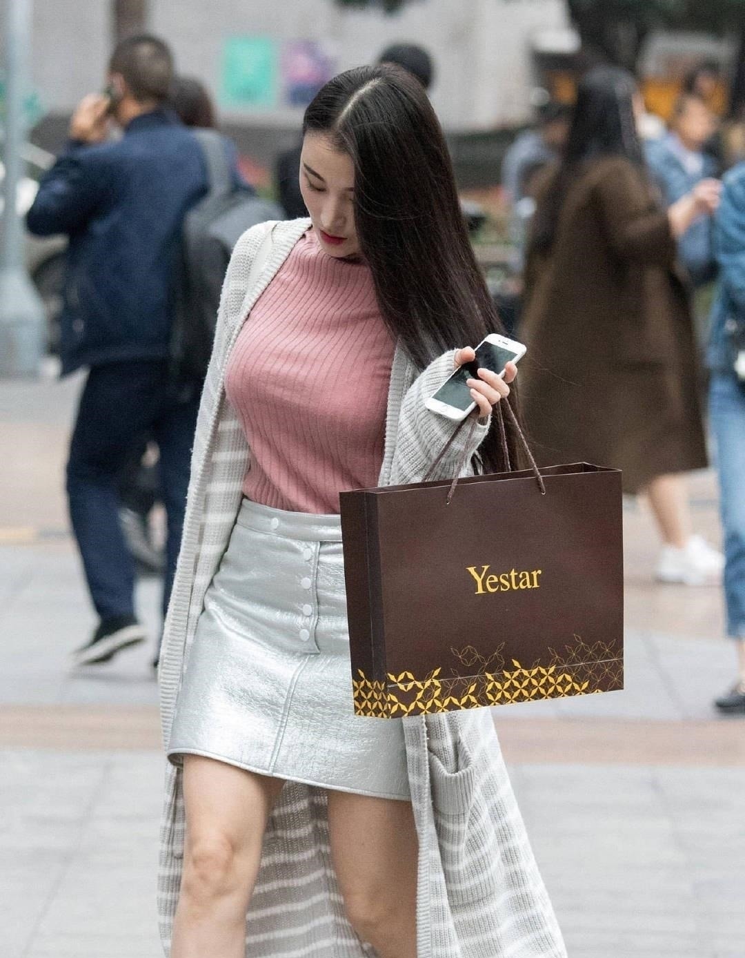 恨天高 妹子一套华丽的装扮,走起路来却像是落枕了,这效果学不来哈哈哈