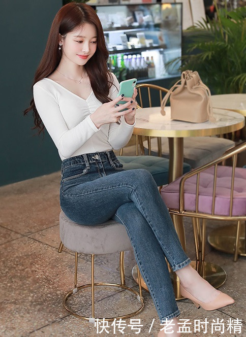 巧搭牛仔裤,让造型显得简约精致,轻松提升你的外在美