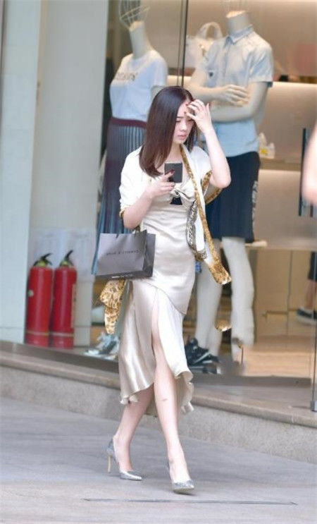 美女|身材高挑的美女,身穿时髦长裙,长发飘飘魅力十足