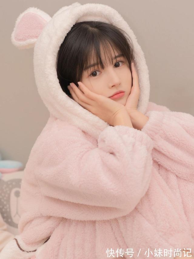 少女心 可爱版粉色棉质睡衣穿在漂亮美女身上,更加有少女心,让人喜欢
