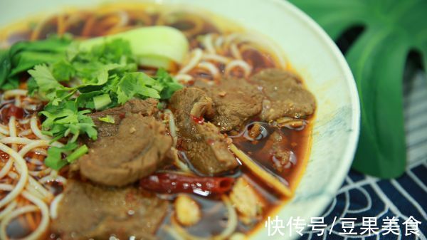 走，嗦粉去！给你做一碗超勾人食欲的大片牛肉米粉