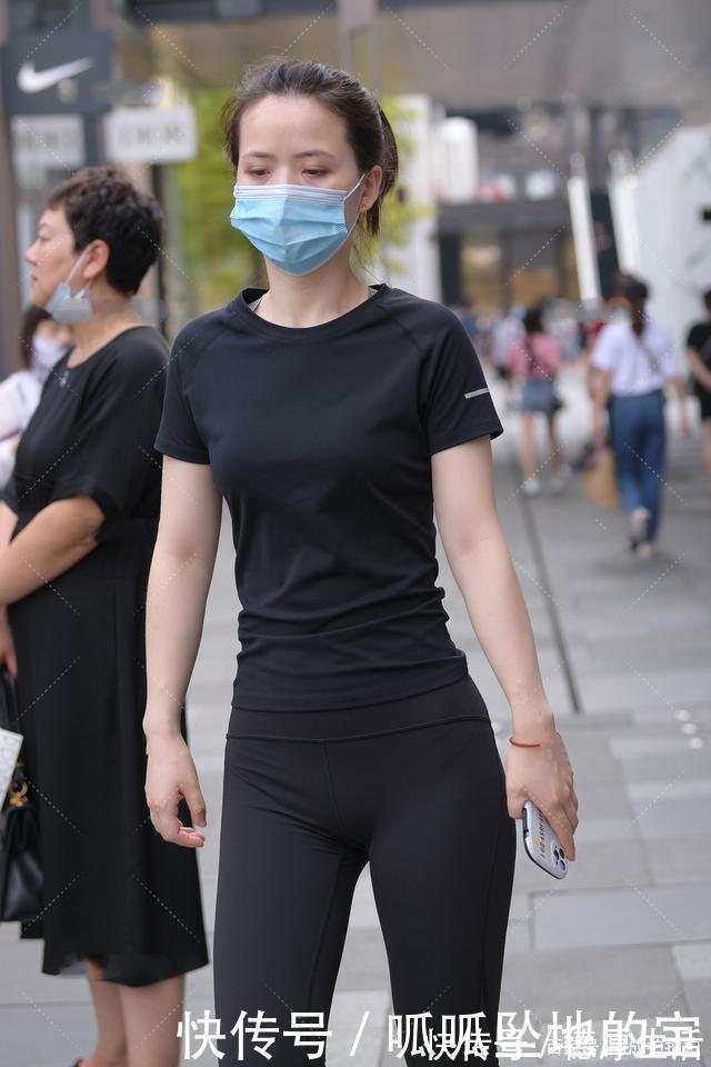 阿成|短袖加健美裤,穿出休闲运动风,简单又随性