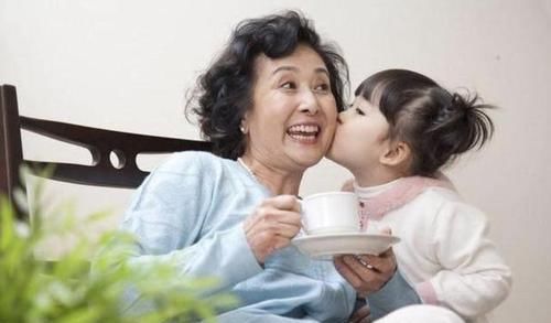 老人带孩子问题重重，隔代育儿的误区须纠正，宝妈要留心