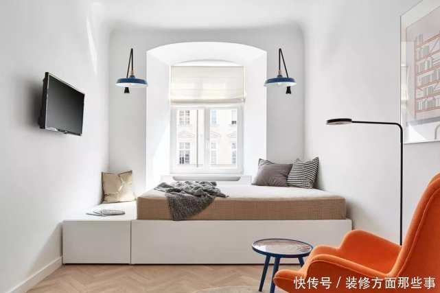 榻榻米床|83平混搭风二居室,一张橘色沙发客厅空间,卧室只有榻榻米好吗