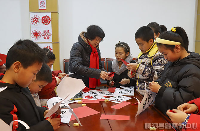 民俗|亲子剪窗花 写春联 传承民俗迎新年