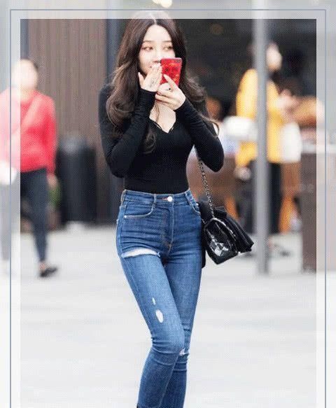 时尚界 小姐姐紧身牛仔裤穿着优雅,搭配简洁,显得更时尚、更美观