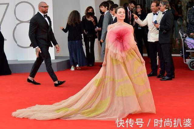 香奈儿|高定也不一定显贵!暮光女穿香奈儿新季高定,画风却像路边摊睡衣