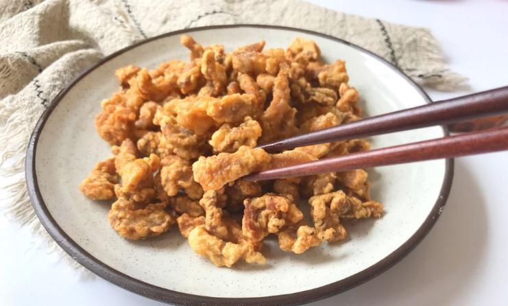 炸酥肉时，掌握好“调面糊”方法，出锅后又酥又香，比买的实惠
