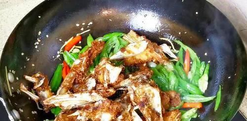  鱼头怎么做吃好吃？饭店大厨教你一个新吃法，越嚼越香，超美味