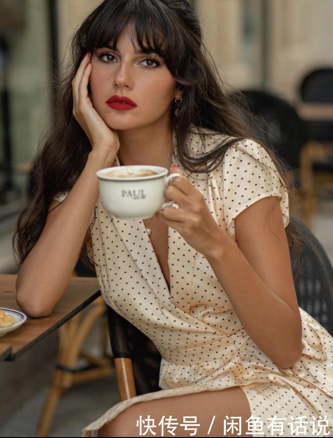 花纹|法国女人优雅到骨子里，街头随便一拍都是风景，穿搭风格值得学习