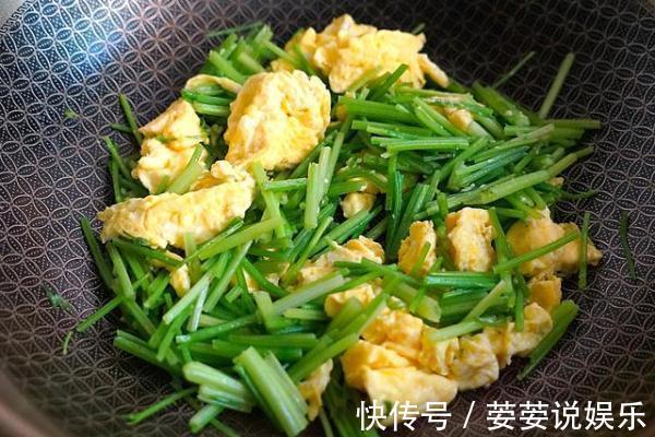 芹菜炒鸡蛋|用它这么做早餐饼够两个人吃，十分钟搞定，两块钱成本都花不到