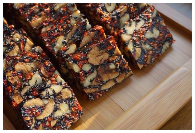 潮热|更年期女性常吃4种“零嘴”,或有助补充体内雌激素