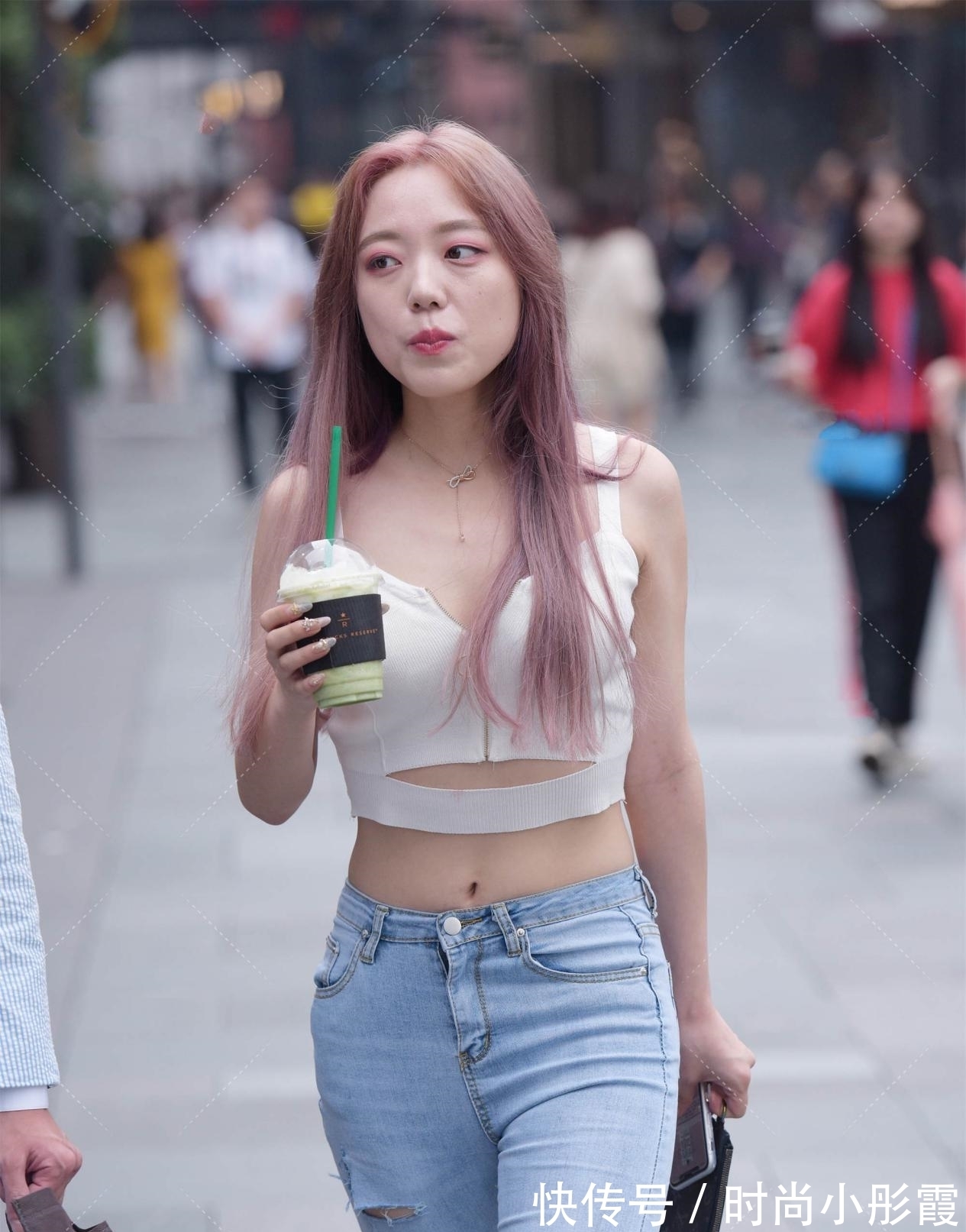 高跟鞋 白蓝搭配的衣服，不仅看起来清爽，而且还很减龄