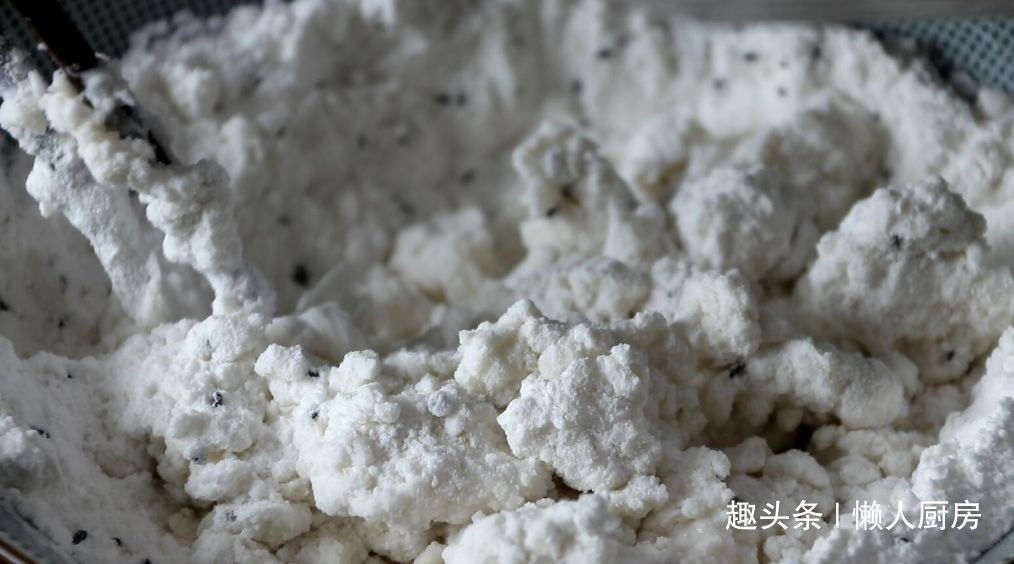 不用面粉,教你用这种粉做炸米圈,口感完全不一样,外脆里软