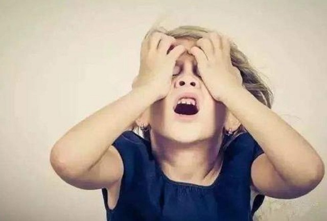 外甥女|有种尴尬叫做“辈分差”,外甥女去幼儿园接舅舅,却被当作孩子妈