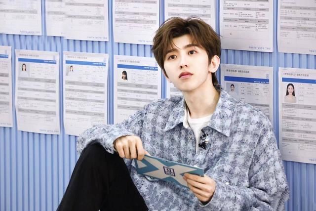 蔡徐坤升级做导师,7000块女款衬衫清爽帅气,踩黑皮鞋终于变成熟