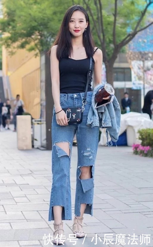 小姐姐爱穿牛仔裤尽显优美的曲线,秀出与众不同的身材曼妙