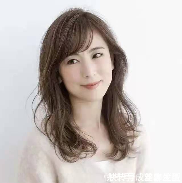 发型师 五十岁女人如何选择发型?记住这4个减龄公式,长发短发都很美