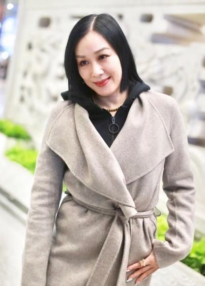 松下紧超|终于学精了！卫衣叠穿大衣好时髦，搭修身裤上松下紧超显瘦