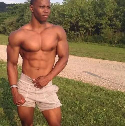 他没有心脏却仍坚持健身,美国27岁小伙感动全球