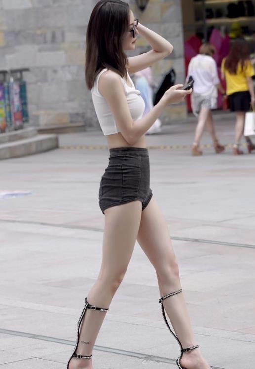 姑娘|街拍小姐姐白色的紧身上衣搭配黑色的紧身牛仔短裤,少女感十足