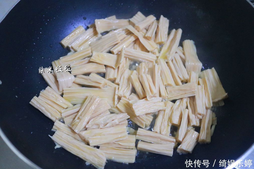 年后都爱吃素菜？这三种素菜一起炒，美味营养，上桌就光盘