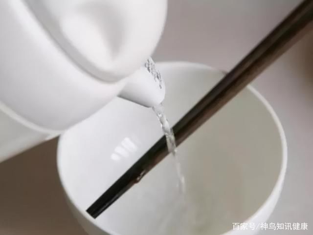 餐具|在外就餐，饭前用热水烫碗筷真的能消毒吗？告诉你到底靠不靠谱