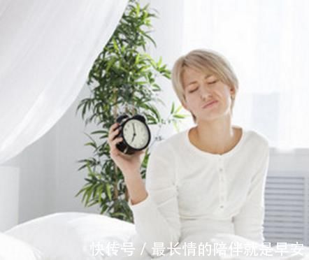 长期失眠|长期失眠或是肝火过旺,医生提醒睡前一个小细节,让你安睡天亮