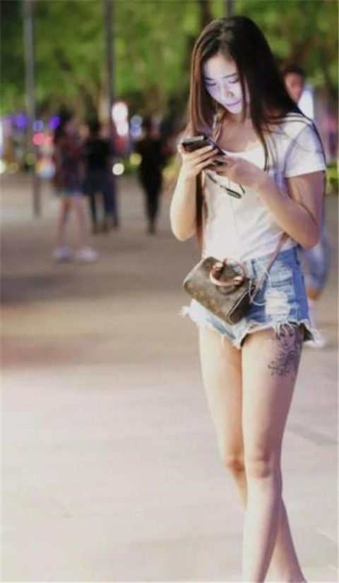 女神|俏丽性感的美女街拍魅力独特的美女,女神的魅力脱颖而出!