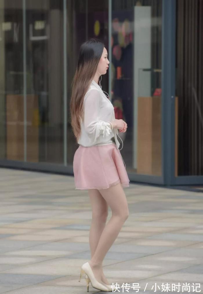 清新|街拍:打扮很清新很靓丽的美女,干净整洁的气质,多了几分淑女气质