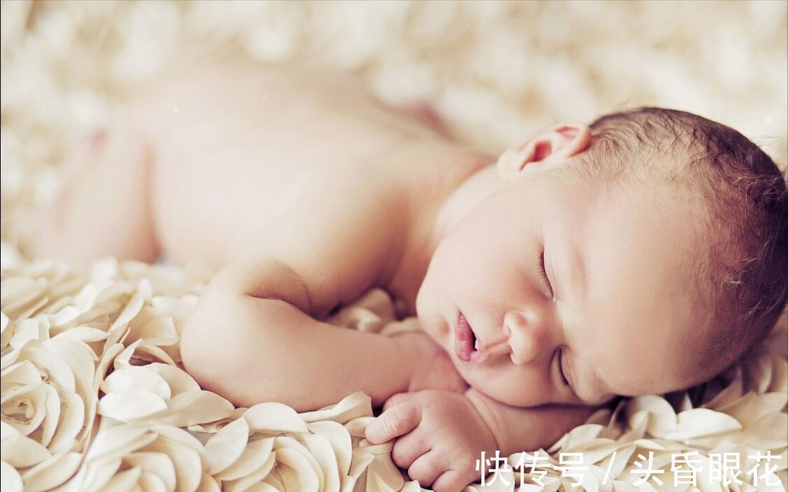 新生儿|新生儿老摆出“举手投降”的睡姿?正不正常你说了不算,看月龄