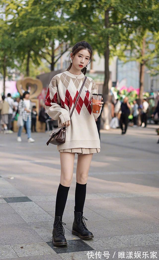 小黑裙 毛衣下面不一定搭裤子,今年流行“毛衣+半身裙”,优雅显高级