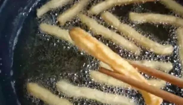 这油条不加添加剂,不揉面不发面,酥嫩可口,20分钟就可以做一锅