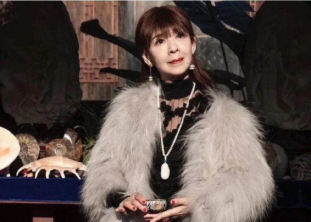 儿媳|最“仙气”奶奶走红，带孙女出门被误认成母女，儿媳：压力有点大