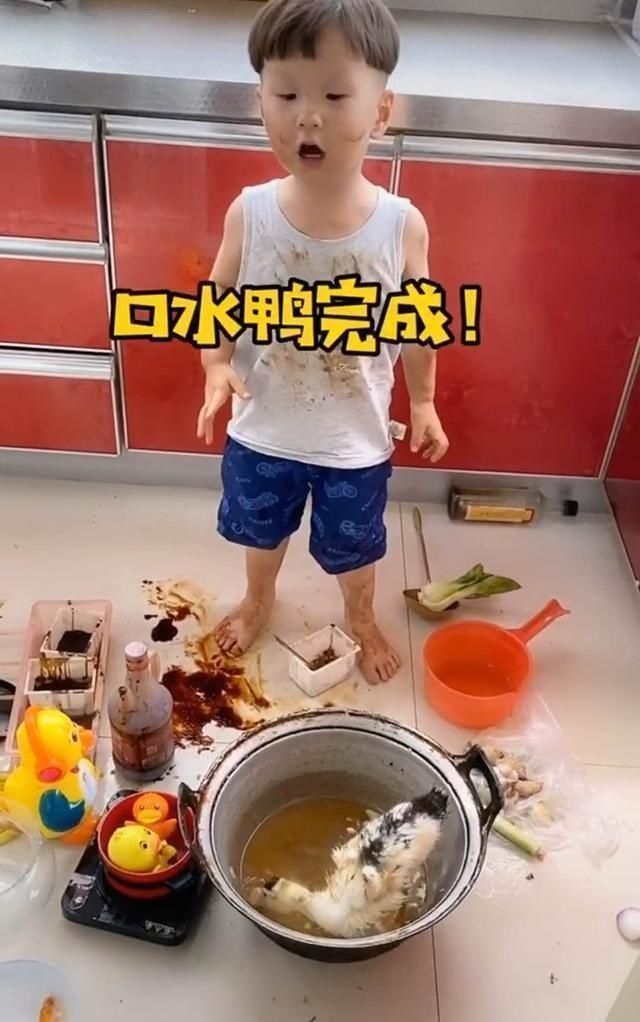 口水鸭|熊孩子3天没吃肉，自己动手做“口水鸭”，鸭子我当时害怕极了