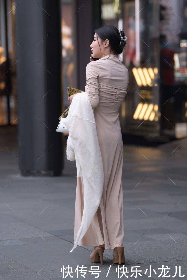 时尚女孩 连衣裙不再过时,搭配“U领设计”,时尚性感又显高