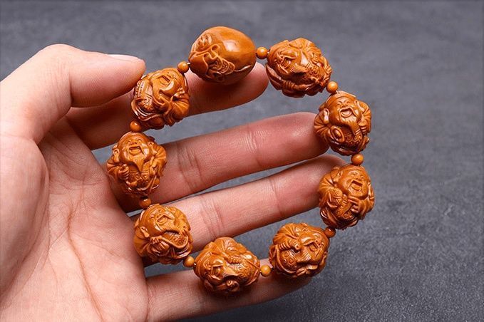 看看盘玩了一千年的橄榄核,才知道包浆原来那么美